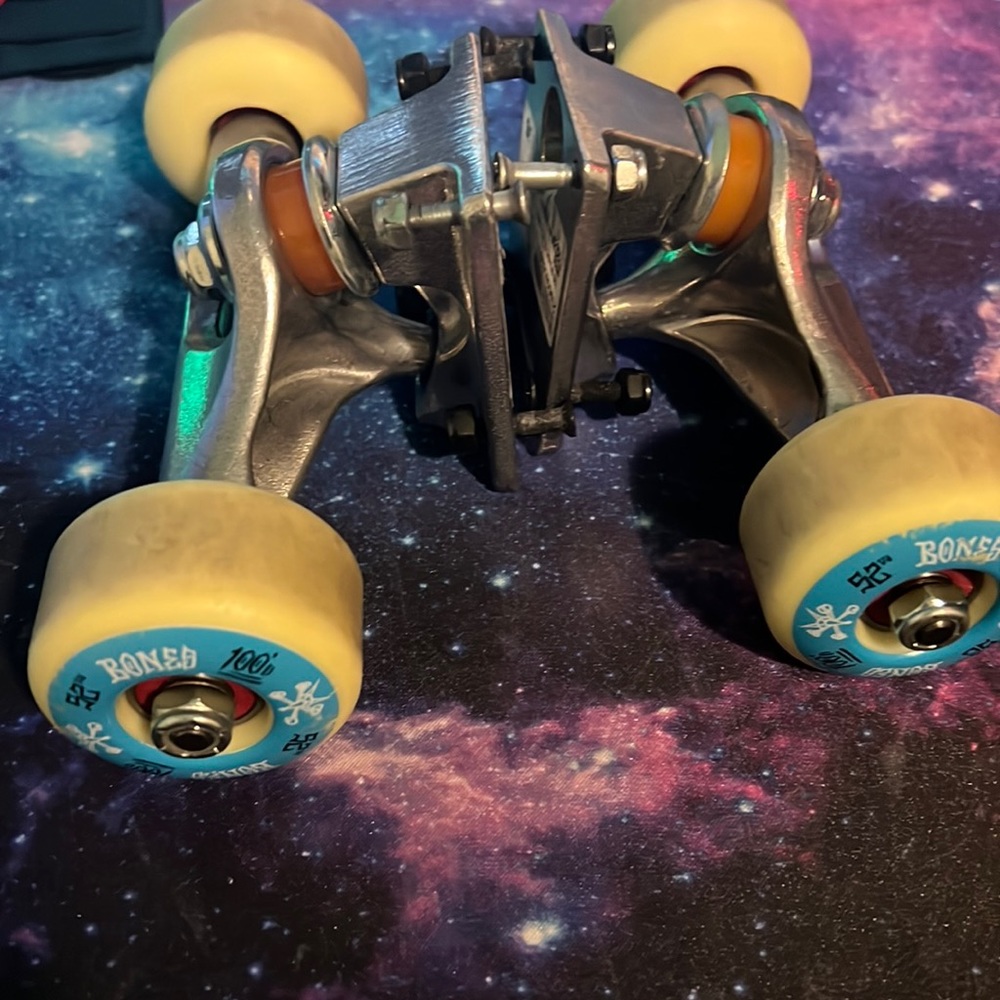 Independent trucks, bones wheels,